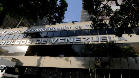 La entrada principal de la sede de la petrolera estatal Petróleos de Venezuela, PDVSA, en Caracas, Venezuela.
