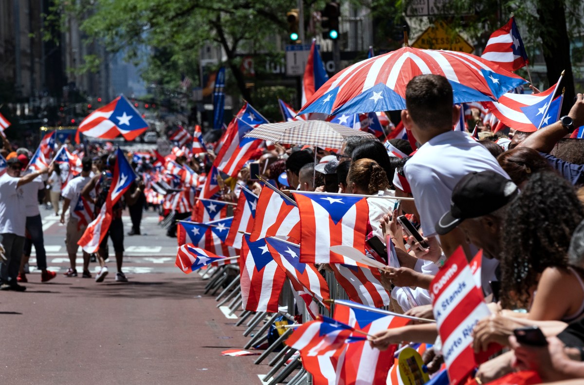 Parada puertorriqueña de Florida incentiva llamado para que boricuas y otros hispanos se registren para votar en elecciones de noviembre