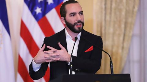 Nayib Bukele anunció 5,000 pasaportes gratuitos y exención fiscal para profesionales en El Salvador