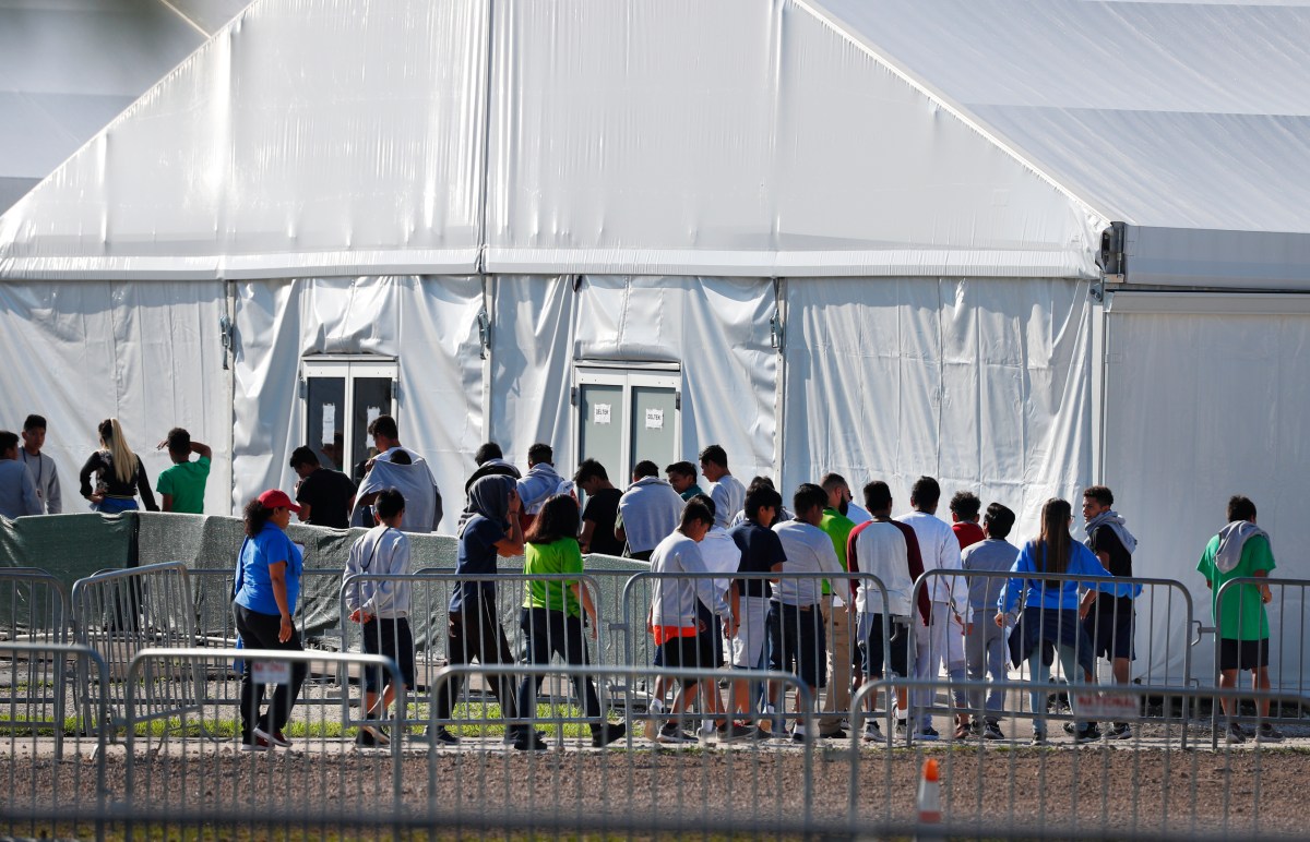 Jueza ordena al gobierno de EE.UU. dar albergue seguro para niños migrantes que cruzan la frontera