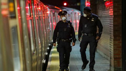 Las fuentes policiales informaron que el sospechoso tenía 21 antecedentes, que incluyen robo y agresión a un paramédico.