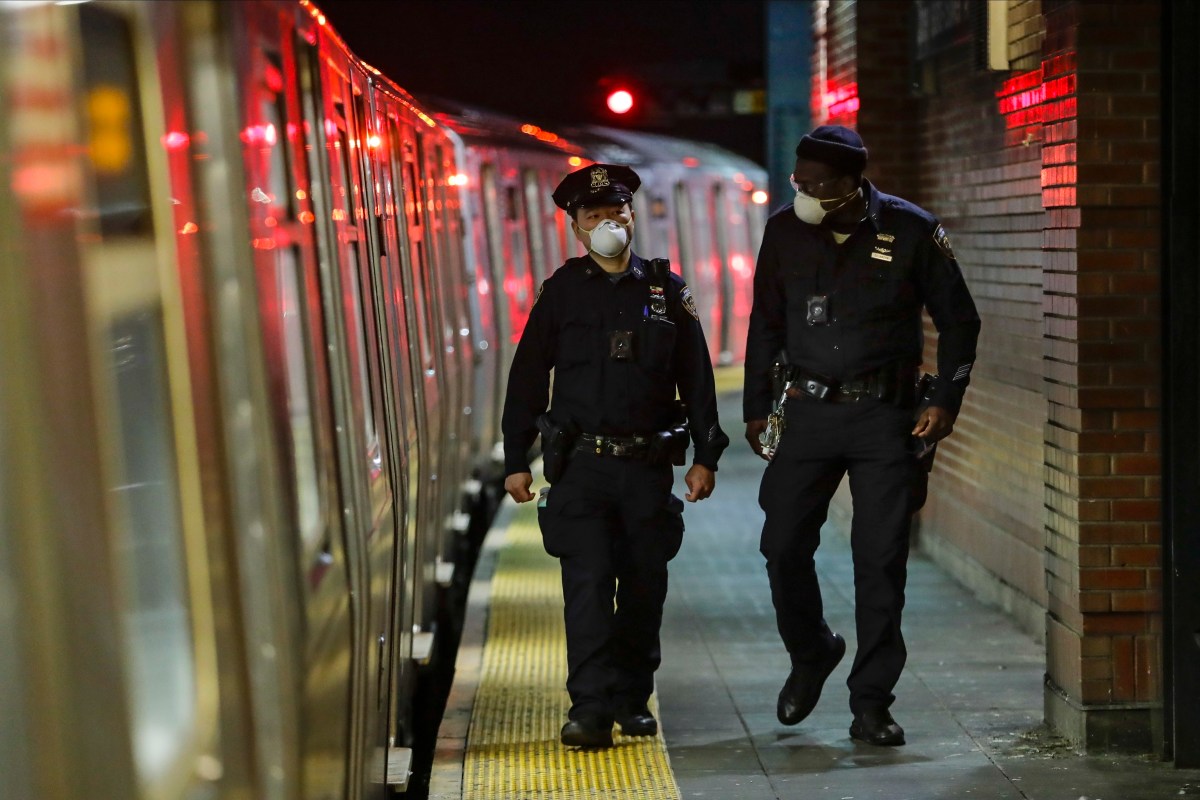 Dos hombres caen a las vías del metro de NYC en medio de una pelea, según la policía