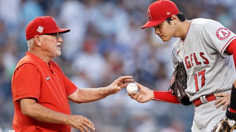 Joe Maddon y Shohei Ohtani.