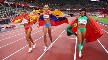 Yulimar Rojas de Venezuela (centro) junto a la portuguesa Patricia Mamona y la española Ana Peleteiro en los Juegos Olímpicos de Tokyo 2020.