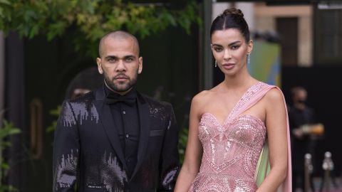 Joana Sanz y Dani Alves durante un evento en Londres en 2021.