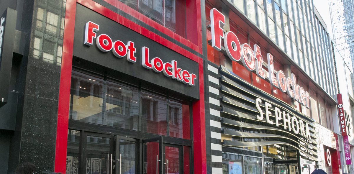 Sujeto armado roba varios artículos Nike de la tienda Foot Locker de El Bronx, la policía no pudo arrestarlo