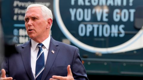 Pence aseveró que "la mayoría de los estadounidenses", sin citar ninguna encuesta, anhela ver protecciones nacionales mínimas para los no nacidos en la ley federal.