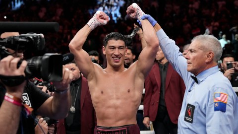 El peleador Dmitry Bivol todavía no ha firmado un contrato contra Artur Beterbiev.