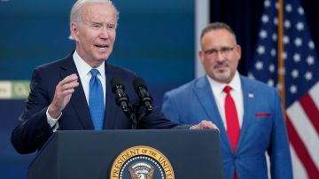 El presidente Biden anuncia su nuevo plan sobre deuda estudiantil; el secretario Miguel Cardona dará detalles en NY.