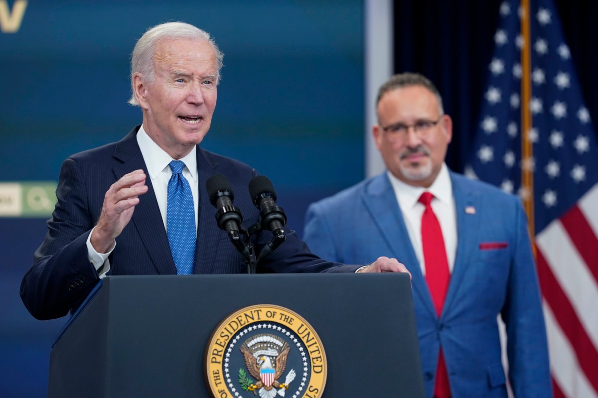 Hasta 30 millones de personas tendrán condonación de intereses o perdón de deuda estudiantil bajo nuevo plan de Biden