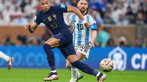 Kylian Mbappé y Lionel Messi durante la final del Mundial Qatar 2022.