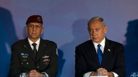 El Primer Ministro de Israel, Benjamin Netanyahu, a la derecha, y el Jefe de Estado Mayor saliente de las Fuerzas de Defensa de Israel, Aviv Kochavi, a la izquierda, durante una ceremonia de transición para promover al Jefe de Estado Mayor entrante, Herzi Halevi, al rango de Teniente General, en Jerusalén, el lunes 16 de enero. , 2023.