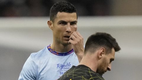 Cristiano Ronaldo y Lionel Messi en un partido amistoso entre el Al Nassr y el PSG en 2023.