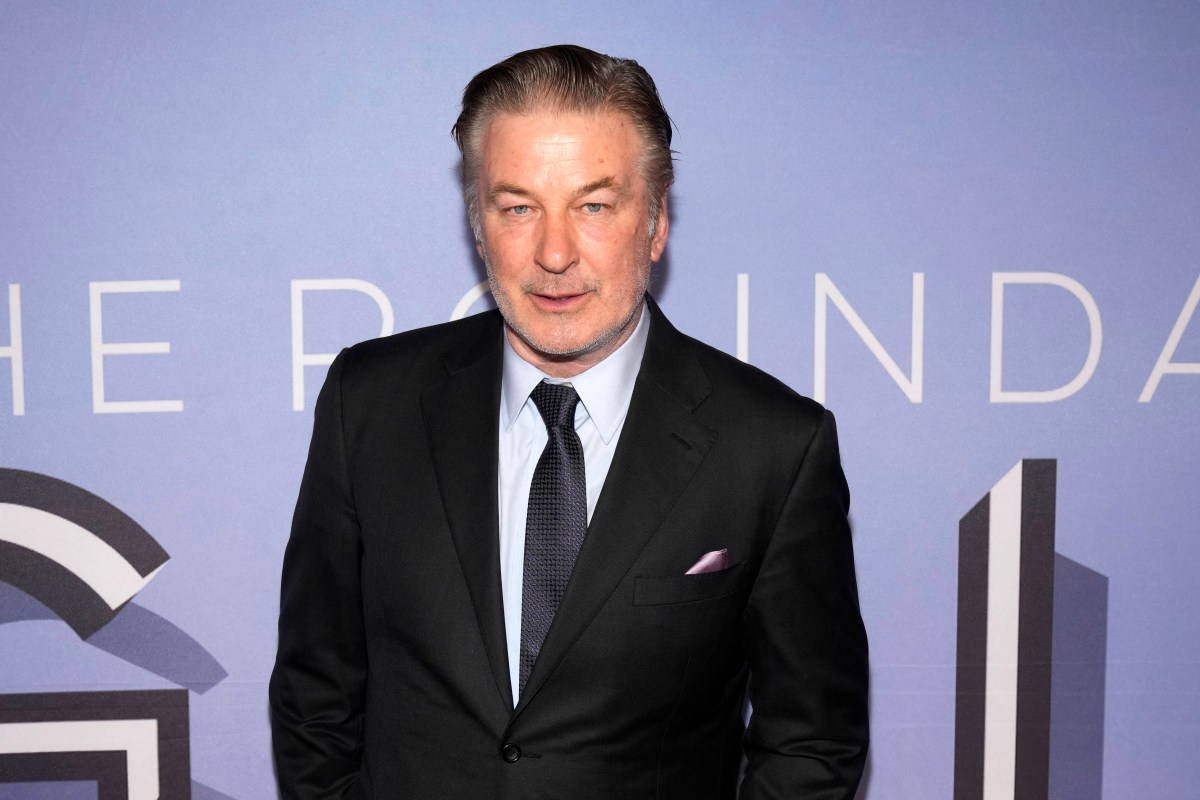 VIDEO: Alec Baldwin golpea el celular de una mujer que lo acosaba y le exigía que dijera “Palestina libre”