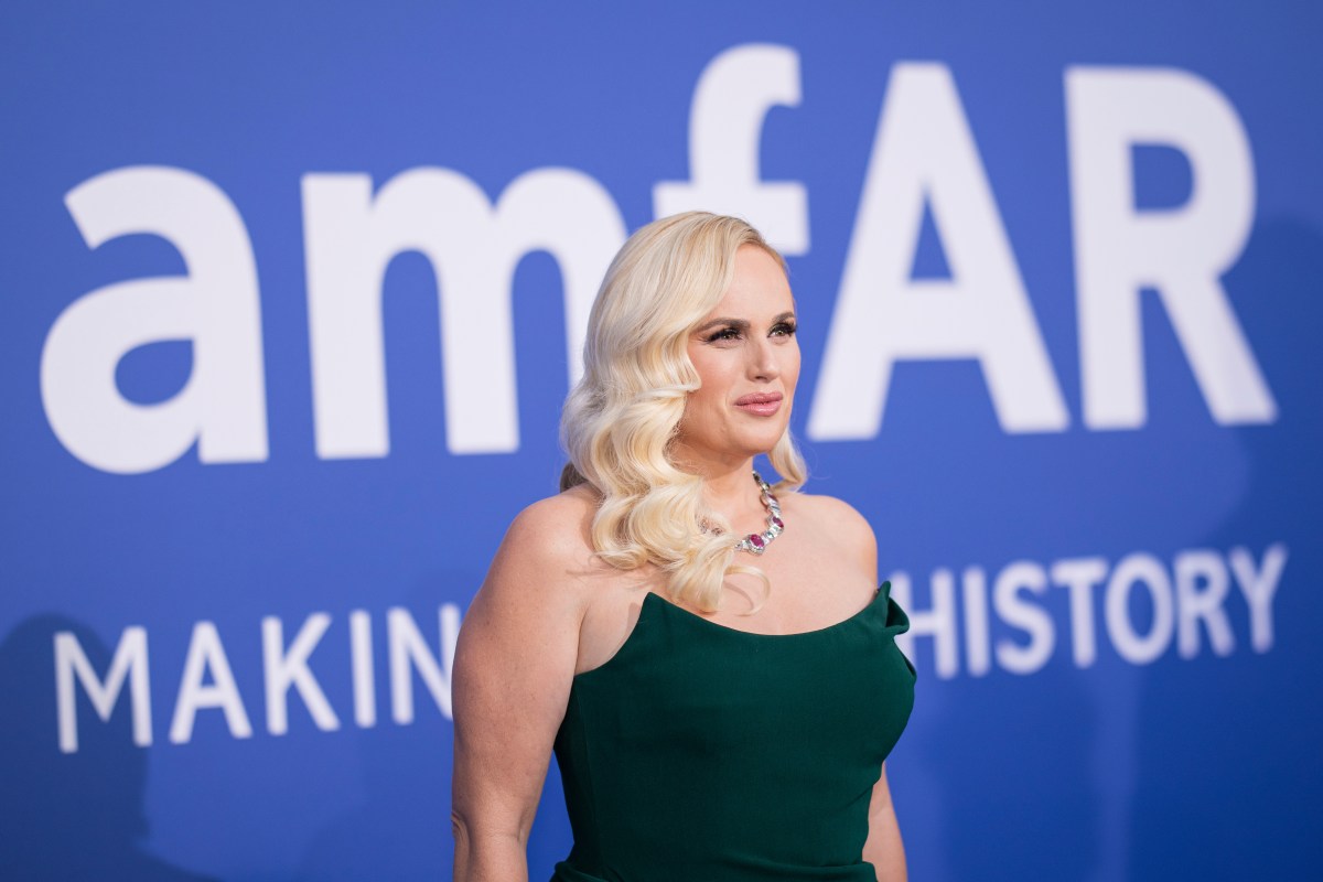 Rebel Wilson asegura que un miembro de la realeza británica la invitó a una fiesta con drogas y orgías