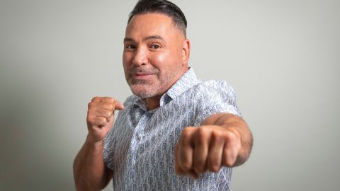 Óscar de la Hoya durante una sesión de fotos en 2023.