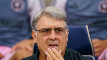 Tata Martino reflexiona durante un encuentro del Inter Miami en 2023.