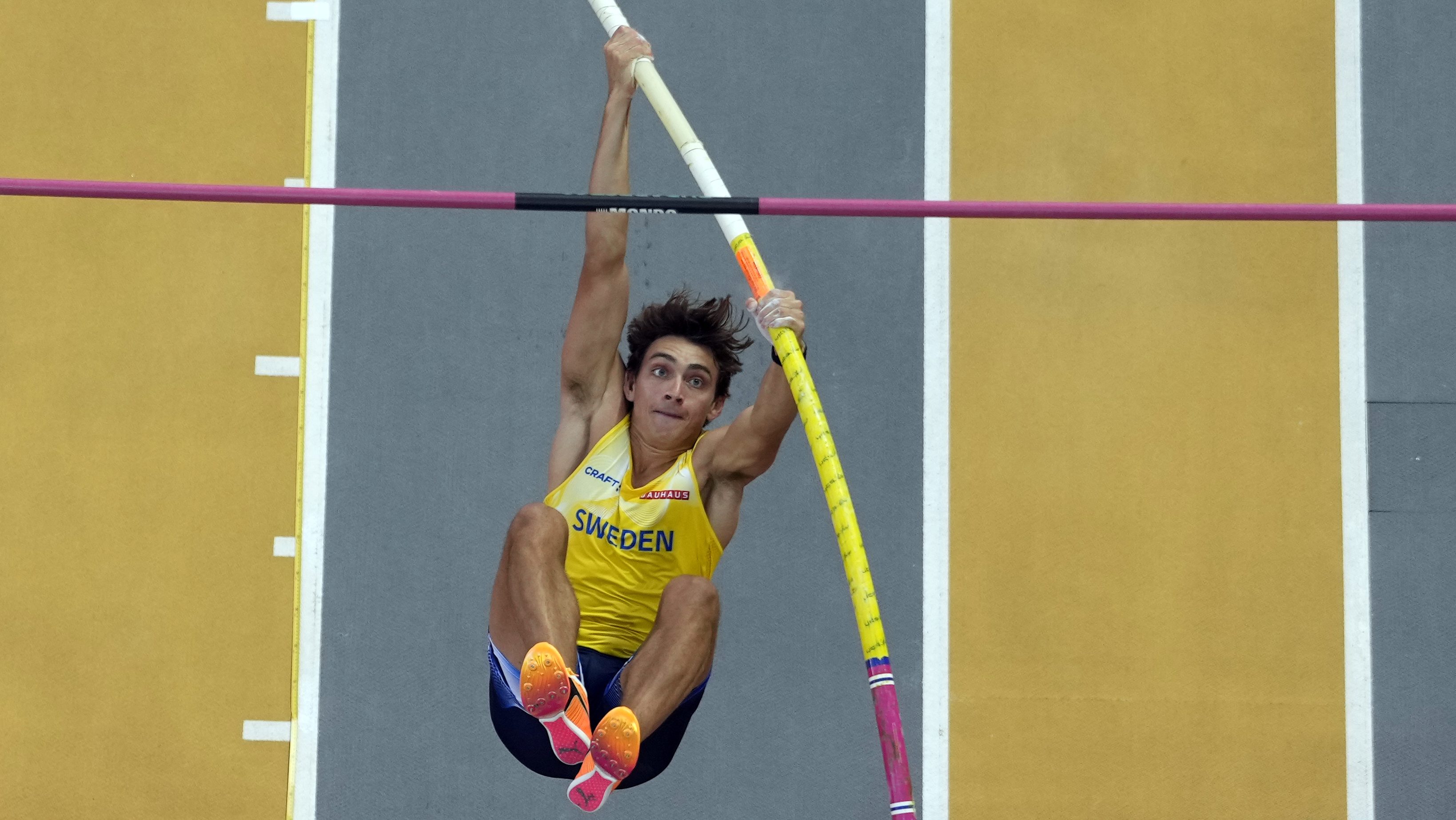 Armand Duplantis histórico Batió récord mundial de salto con garrocha