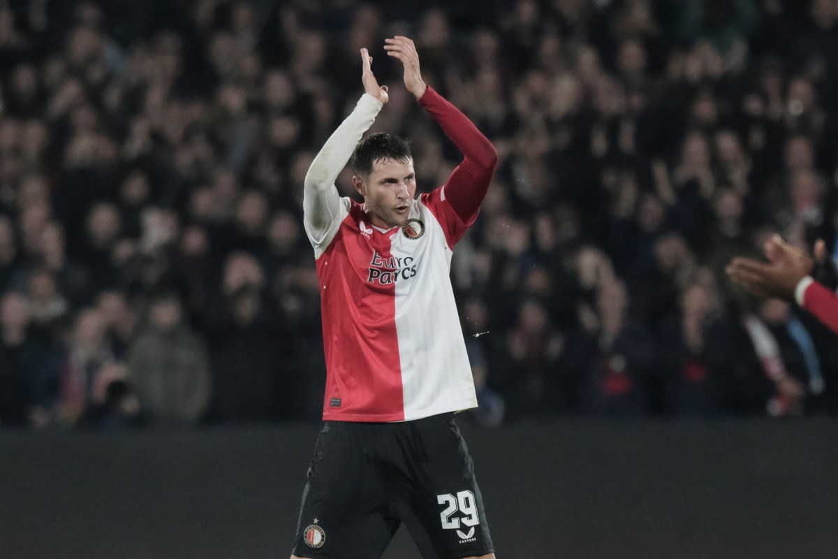 Santiago Giménez no se pudo reencontrar con el arco en goleada 6-0 del Feyenoord al Ajax