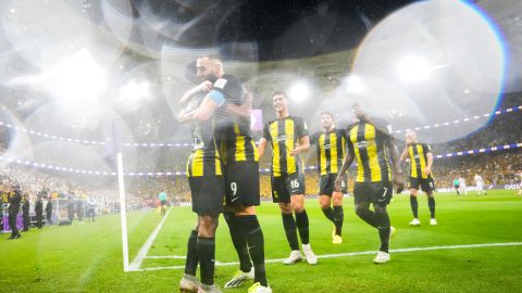 Jugadores del Al Ittihad celebran junto a Karim Benzema.