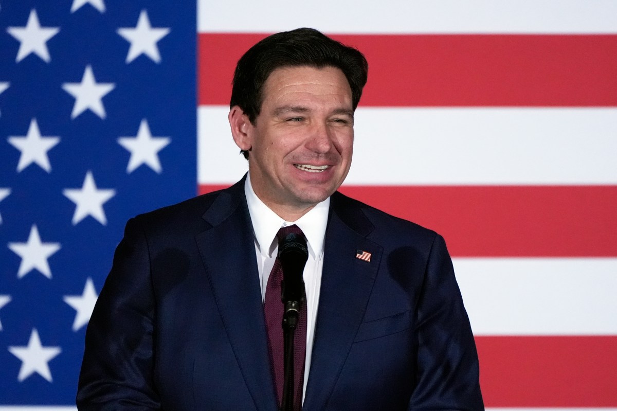 Juez rechaza demanda contra Ron DeSantis por vuelos de migrantes a Martha’s Vineyard
