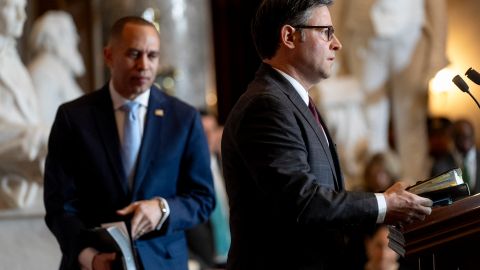 El líder de la minoría de la Cámara de Representantes, Hakeem Jeffries, de Nueva York; y el presidente de la Cámara de Representantes, Mike Johnson, republicano por Luisiana.