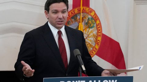 DeSantis dijo que firmó la ley debido a que "había mucha preocupación" por las protecciones que se discutían en Miami-Dade.
