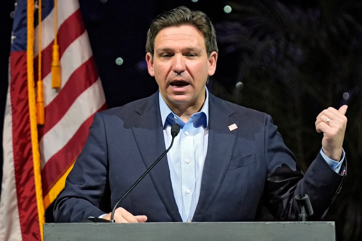 Ron DeSantis firma un proyecto de ley que limita las impugnaciones y eliminaciones de los libros escolares