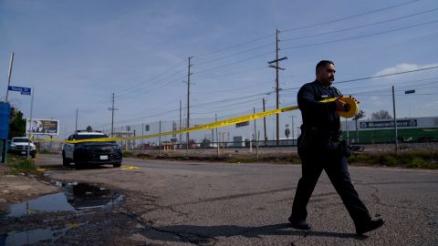 Los investigadores están intentando determinar cómo las menores de edad pudieron haber llegado a la autopista.