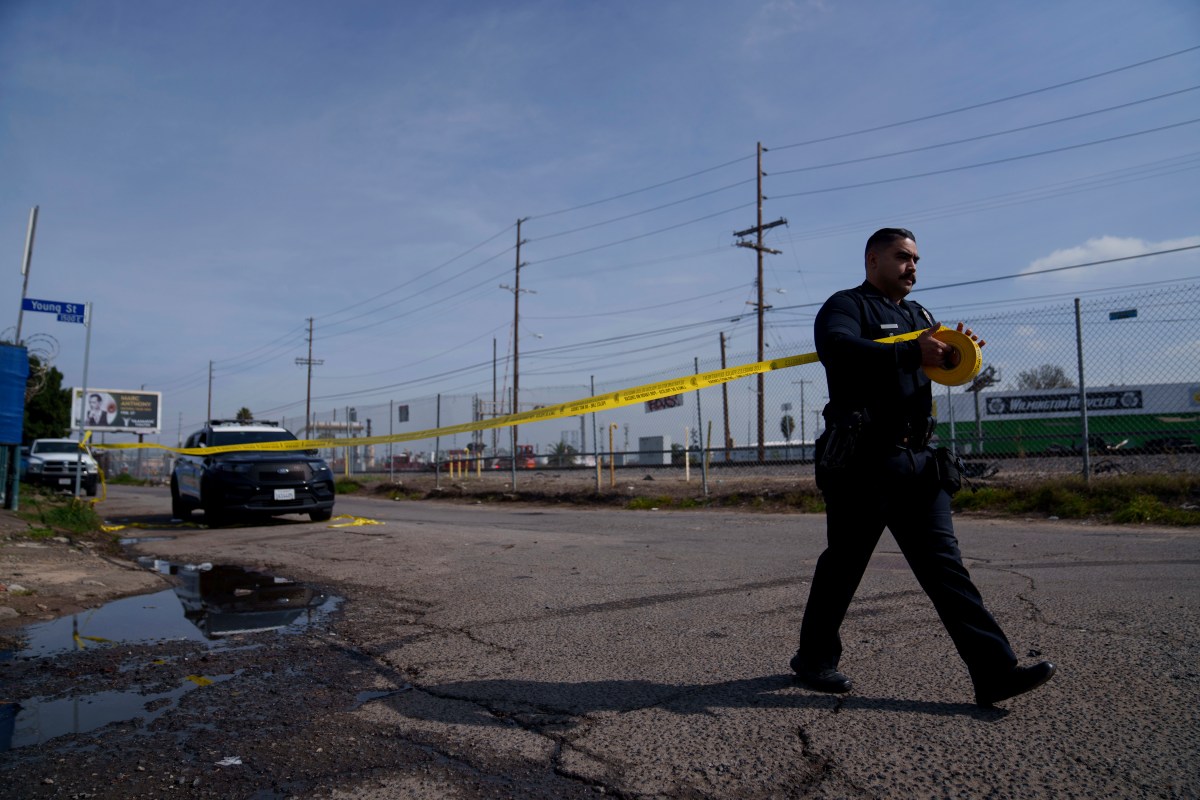Cuerpo de bebé fue hallado en autopista de Los Ángeles, que está relacionado con dos escenas mortales