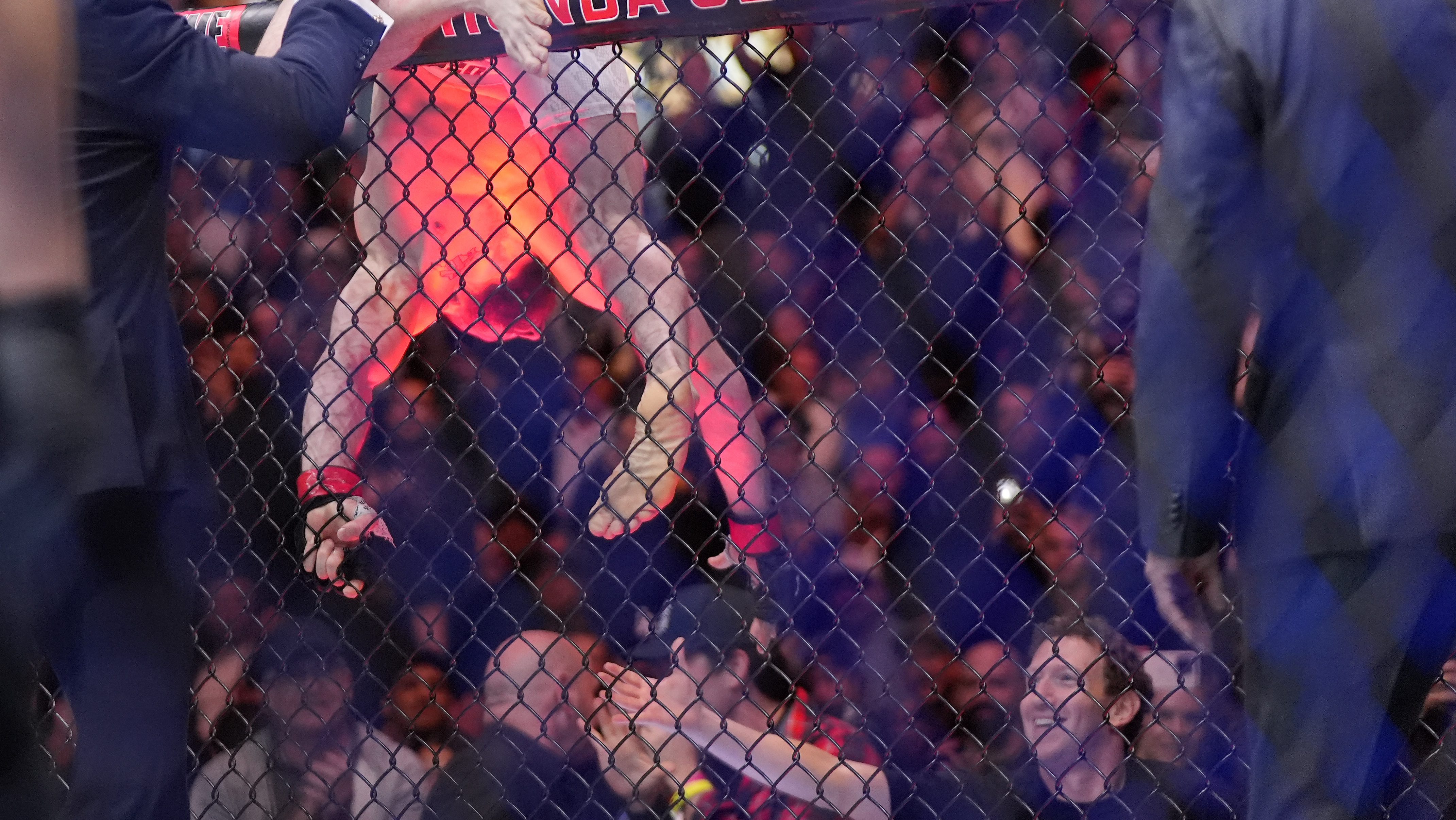 Insólito Luchador de MMA vetado de por vida por agredir a mujer que lleva cartel en el ring