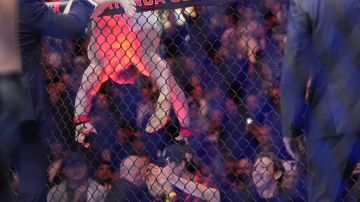 Insólito: Luchador de MMA vetado de por vida por agredir a mujer que lleva cartel en el ring [Video]