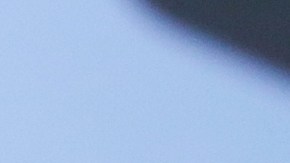 Selena Gomez posando.