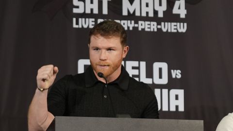 Canelo Álvarez durante la conferencia de presentación de su combate ante Jaime Munguía.