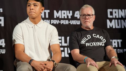 Jaime Munguía junto a su entrenador Freddie Roach.