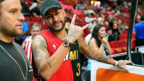 Neymar durante un juego de NBA entre los Portland Trail Blazers y el Miami Heat.