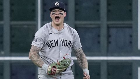 Alex Verdugo celebra luego de hacer una gran atrapada ante Houston Astros.