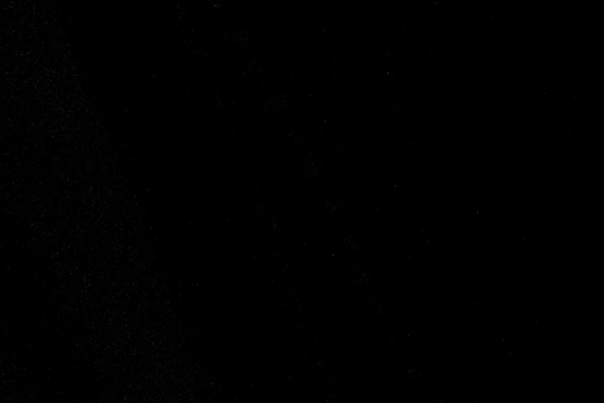 Un hombre muestra pasaportes británicos, polacos y australianos manchados de sangre después de un ataque aéreo israelí.