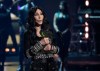 Cher posando en un evento.