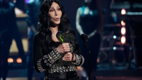 Cher posando en un evento.
