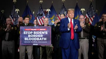 En el escenario, Trump estaba detrás de un cartel que decía “Detengan el baño de sangre fronterizo de Biden”.