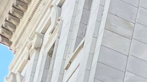 El presidente de la Red Fronteriza por los Derechos Humanos que convocó a manifestantes frente al tribunal en contra de la ley SB4.