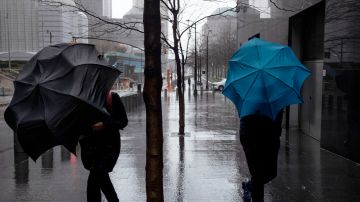 Clima severo en Nueva York: paraguas casi inútiles