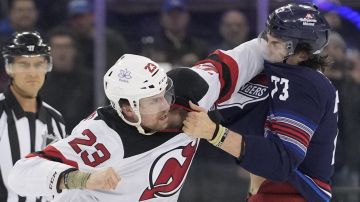 NHL: Juego entre New York Rangers y New Jersey Devils arrancó con 5 peleas en simultáneo [Video]