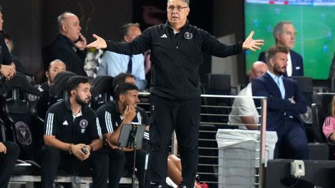 Gerardo Martino reclama al árbitro durante el encuentro ante Rayados de Monterrey.