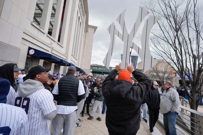 Fans de los Yankees entrando al estadio.