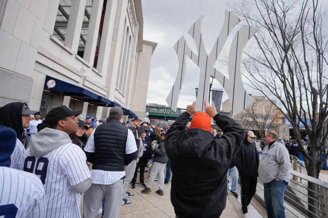 Fans de los Yankees entrando al estadio.