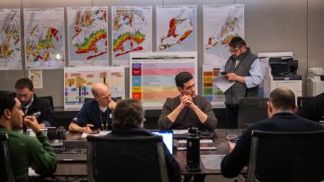 Miembros del Departamento de Manejo de Emergencias se reúnen tras un sismo que se sintió en toda la costa este, incluyendo Nueva York.