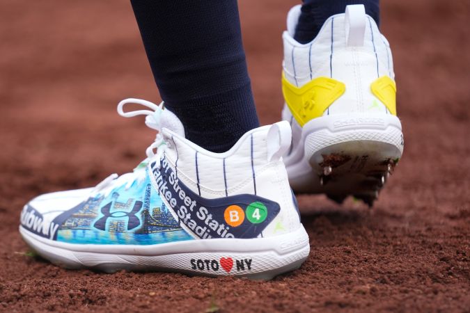 Spikes de Juan Soto durante su debut en el Yankee Stadium.