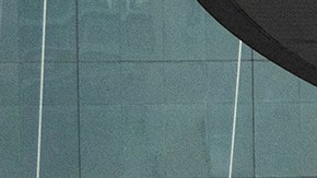 Personas recorren Times Square mientras las pantallas muestran noticias sobre el sismo del viernes 5 de abril en Nueva York. (AP Foto/Brittainy Newman)